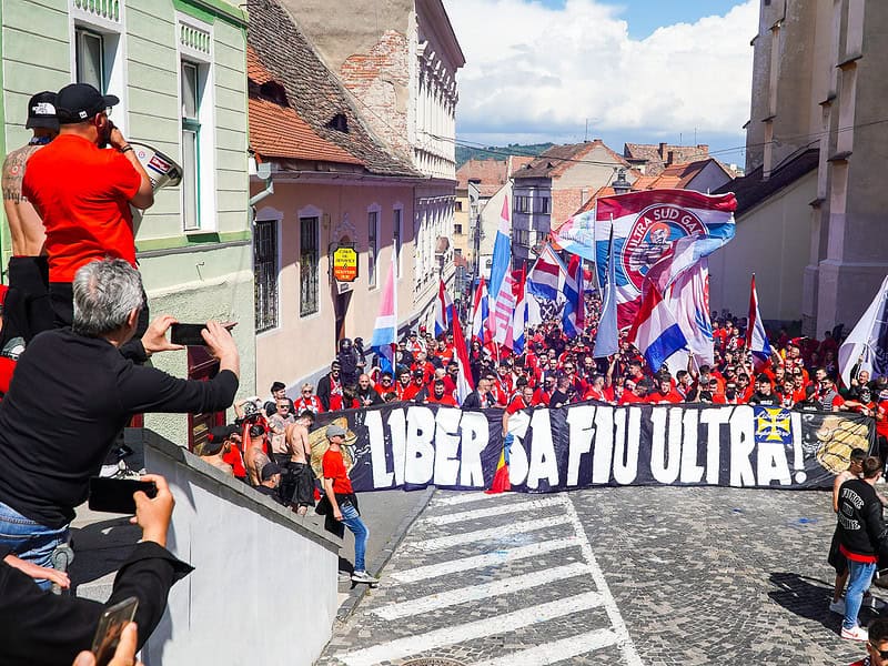 mii de gălățeni au invadat sibiul și au făcut spectacol ca pe stadion în piața mare înaintea finalei cupei de pe municipal (video foto)