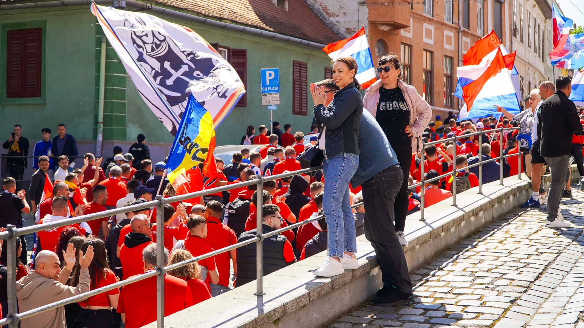 mii de gălățeni au invadat sibiul și au făcut spectacol ca pe stadion în piața mare înaintea finalei cupei de pe municipal (video foto)