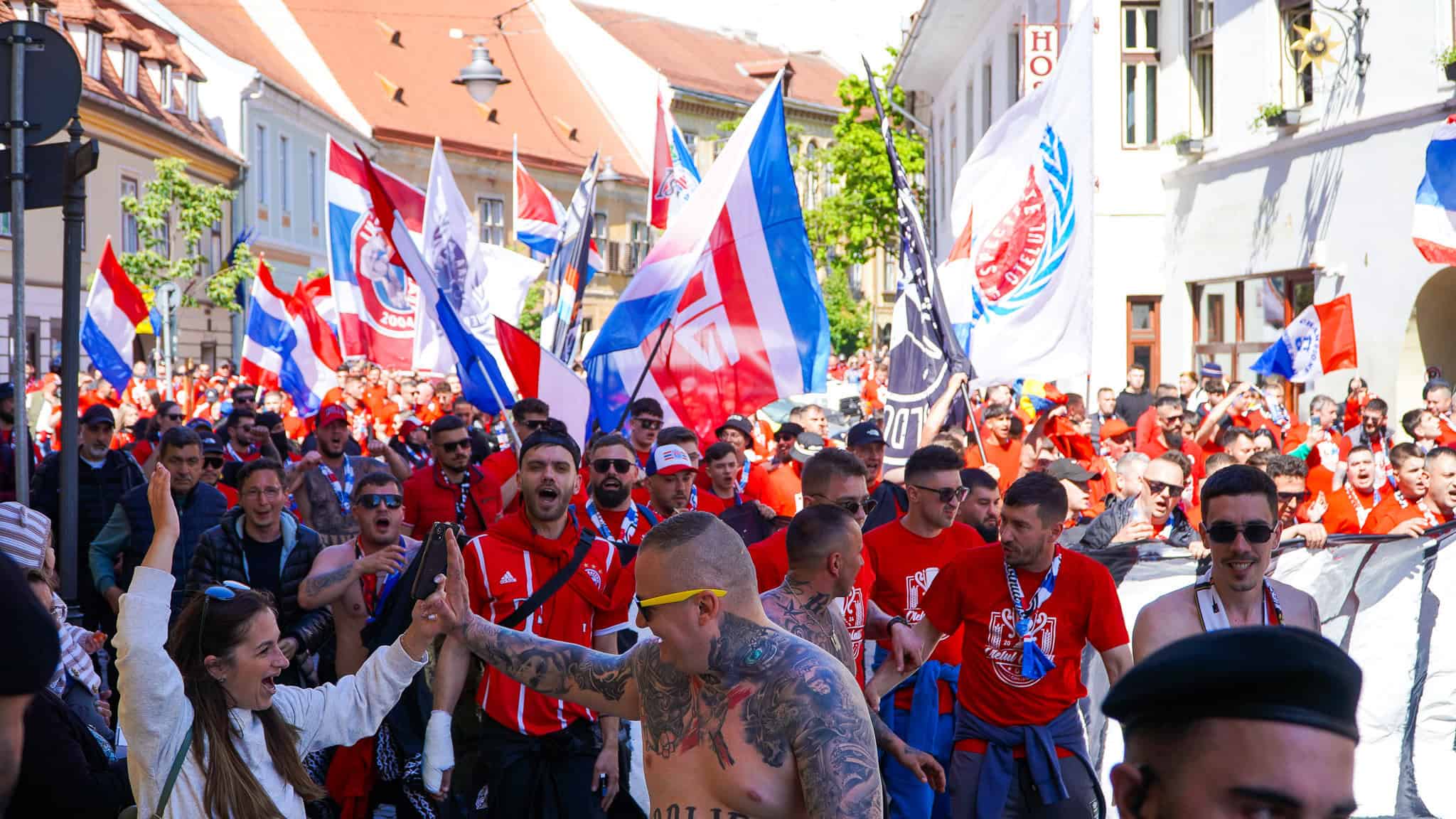 mii de gălățeni au invadat sibiul și au făcut spectacol ca pe stadion în piața mare înaintea finalei cupei de pe municipal (video foto)