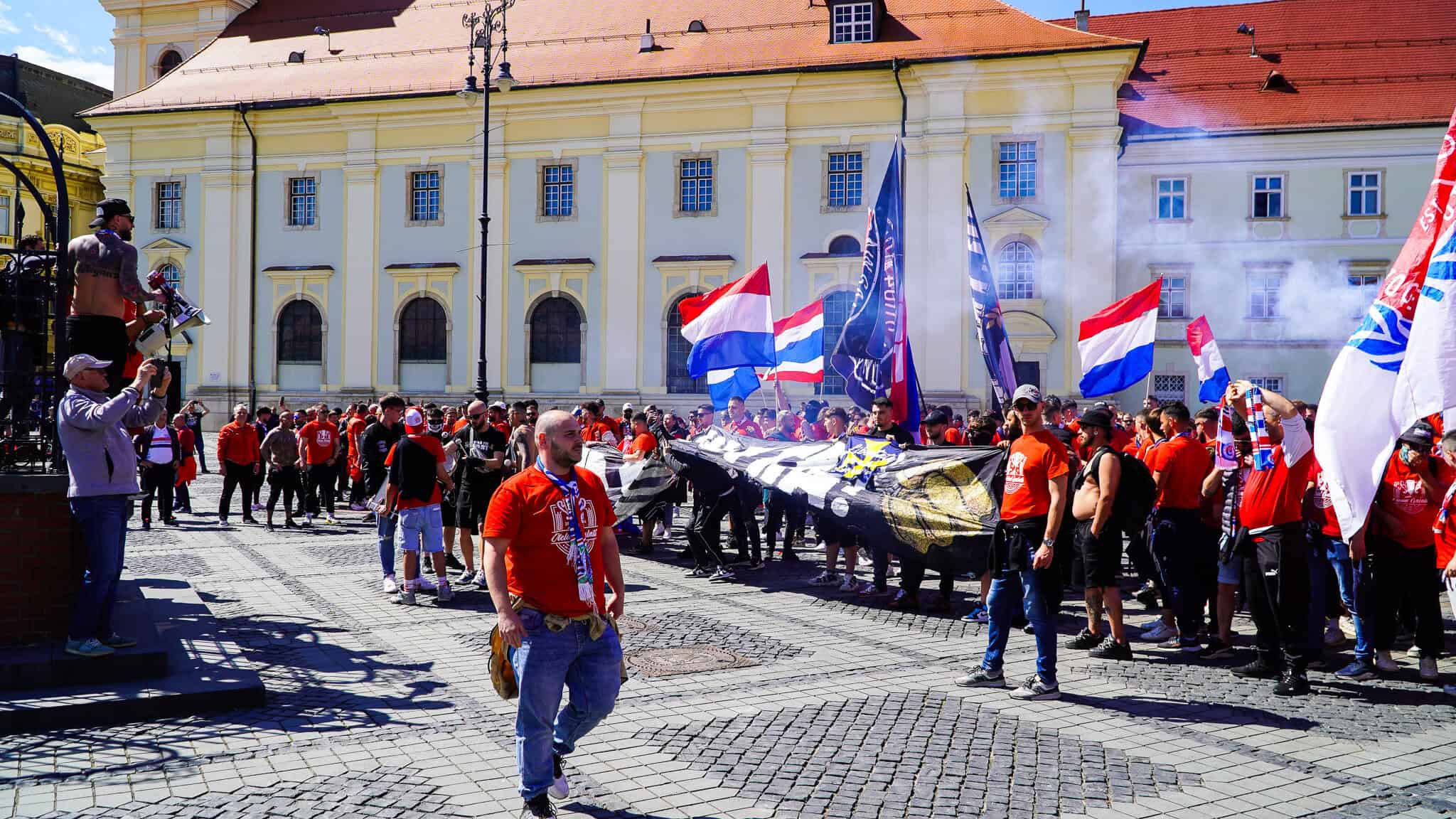 mii de gălățeni au invadat sibiul și au făcut spectacol ca pe stadion în piața mare înaintea finalei cupei de pe municipal (video foto)