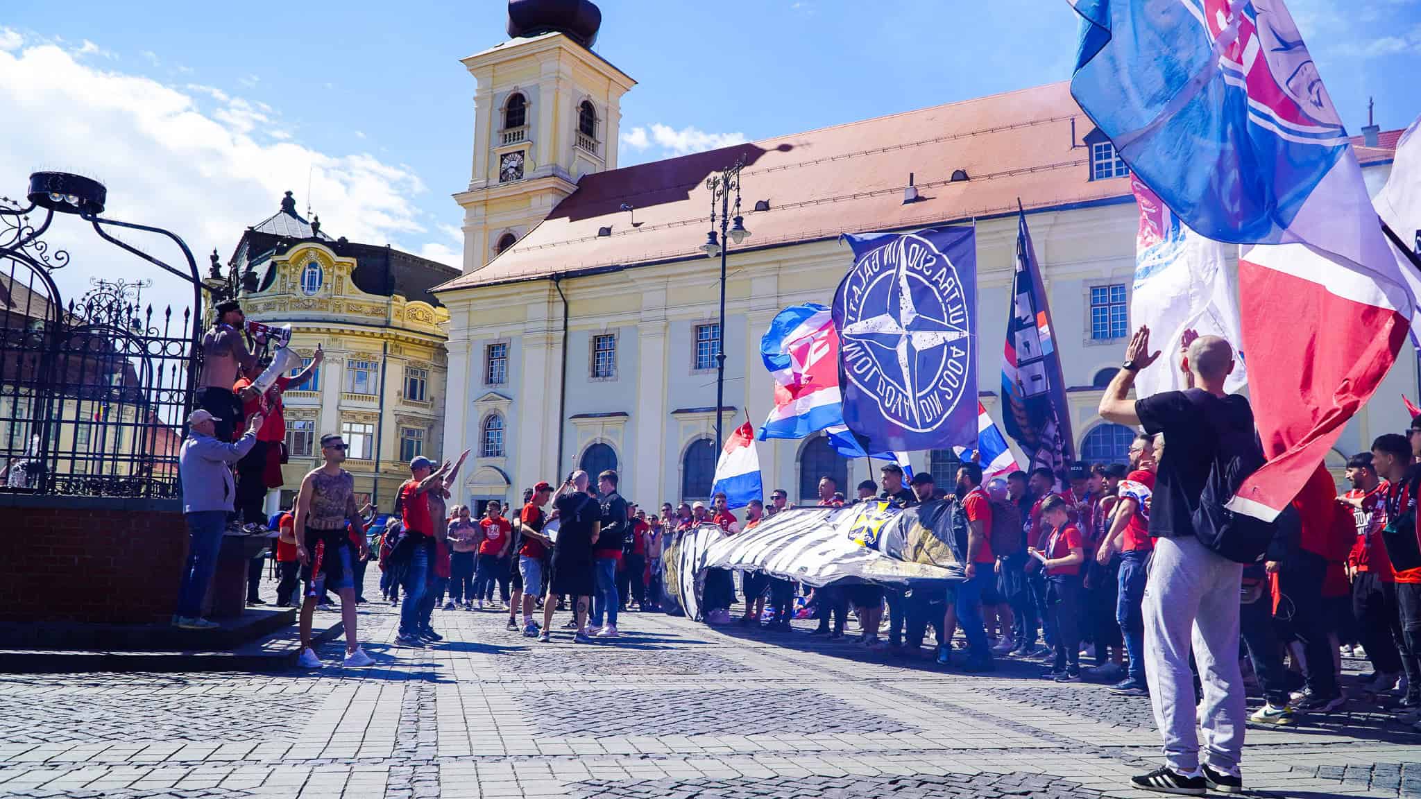 mii de gălățeni au invadat sibiul și au făcut spectacol ca pe stadion în piața mare înaintea finalei cupei de pe municipal (video foto)