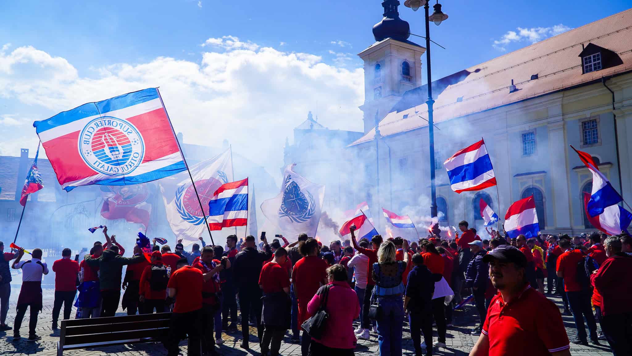 mii de gălățeni au invadat sibiul și au făcut spectacol ca pe stadion în piața mare înaintea finalei cupei de pe municipal (video foto)