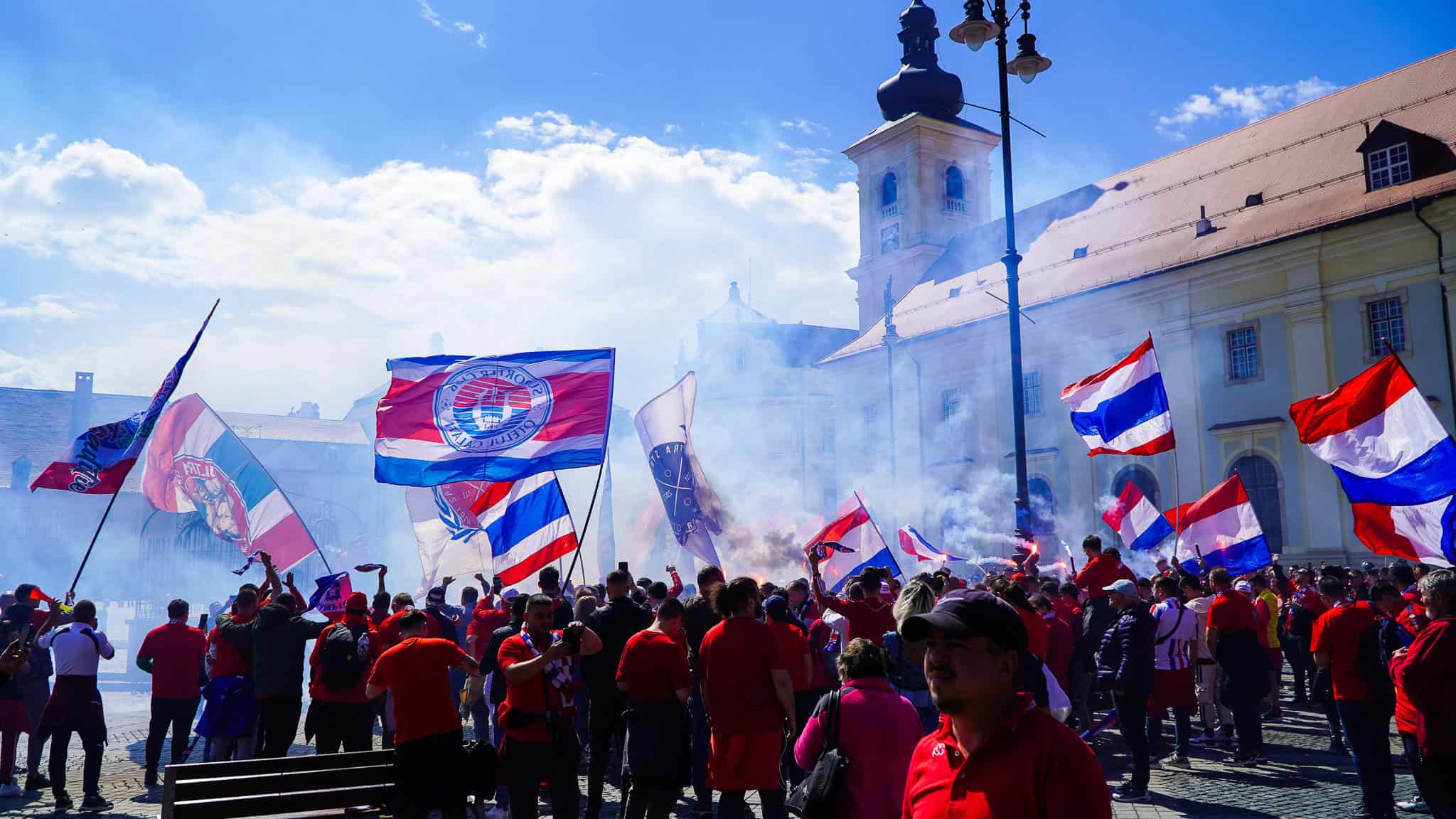 mii de gălățeni au invadat sibiul și au făcut spectacol ca pe stadion în piața mare înaintea finalei cupei de pe municipal (video foto)