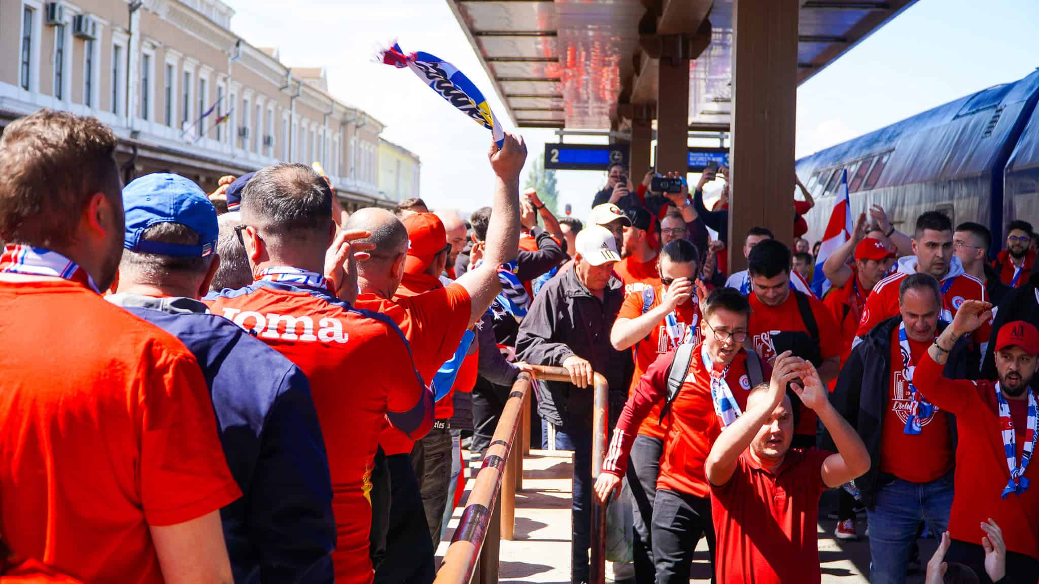 mii de gălățeni au invadat sibiul și au făcut spectacol ca pe stadion în piața mare înaintea finalei cupei de pe municipal (video foto)