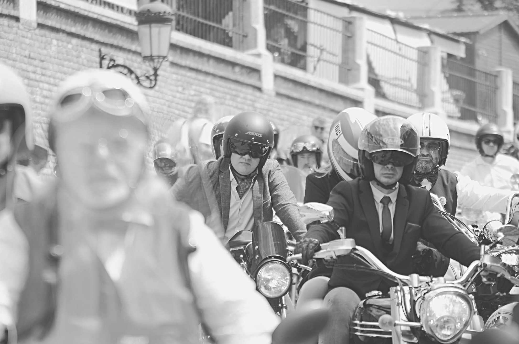 Motocicliști îmbrăcați la costum au invadat Piața Mică la The Distinguished Gentleman’s Ride (foto)