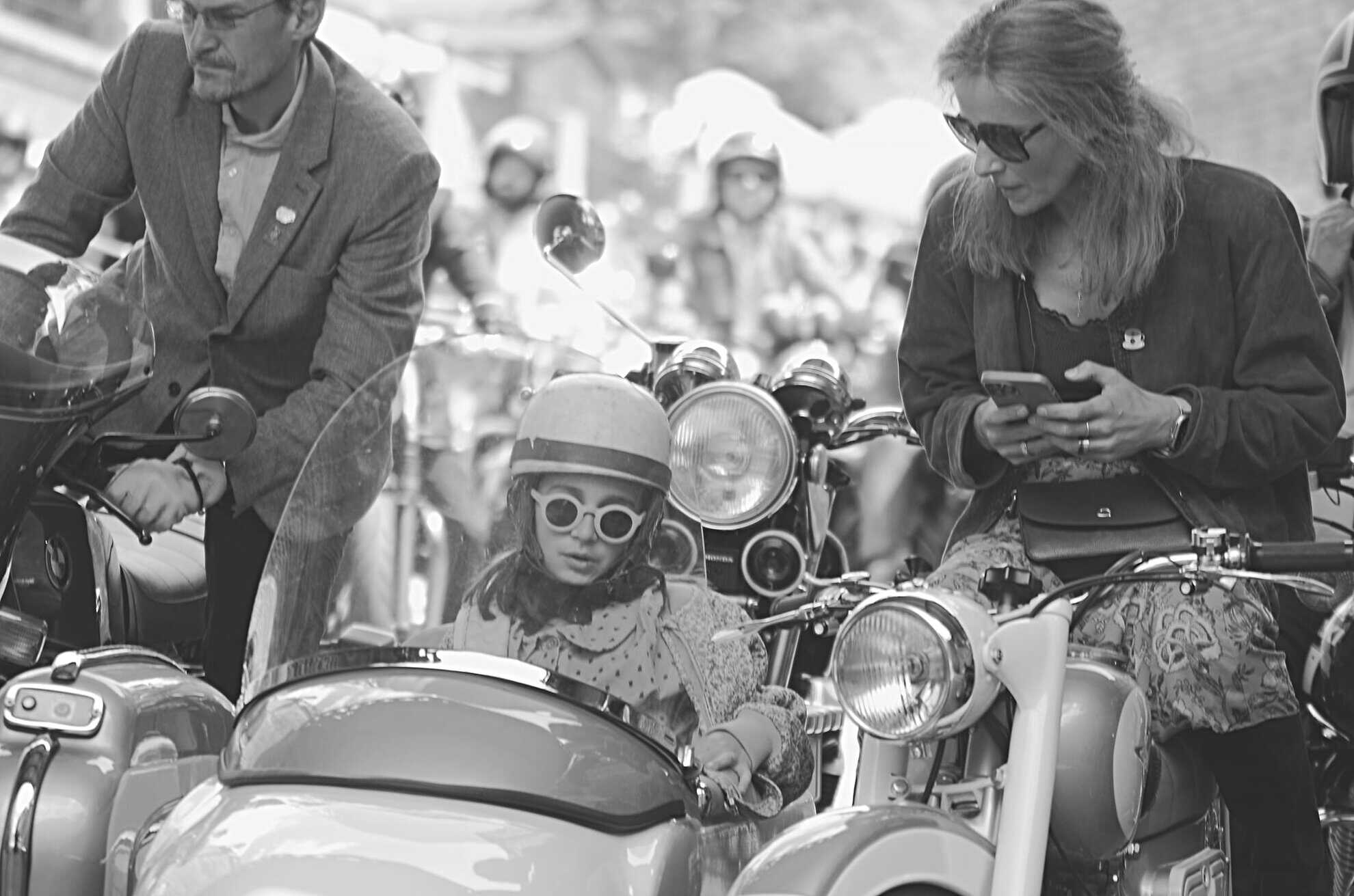 Motocicliști îmbrăcați la costum au invadat Piața Mică la The Distinguished Gentleman’s Ride (foto)