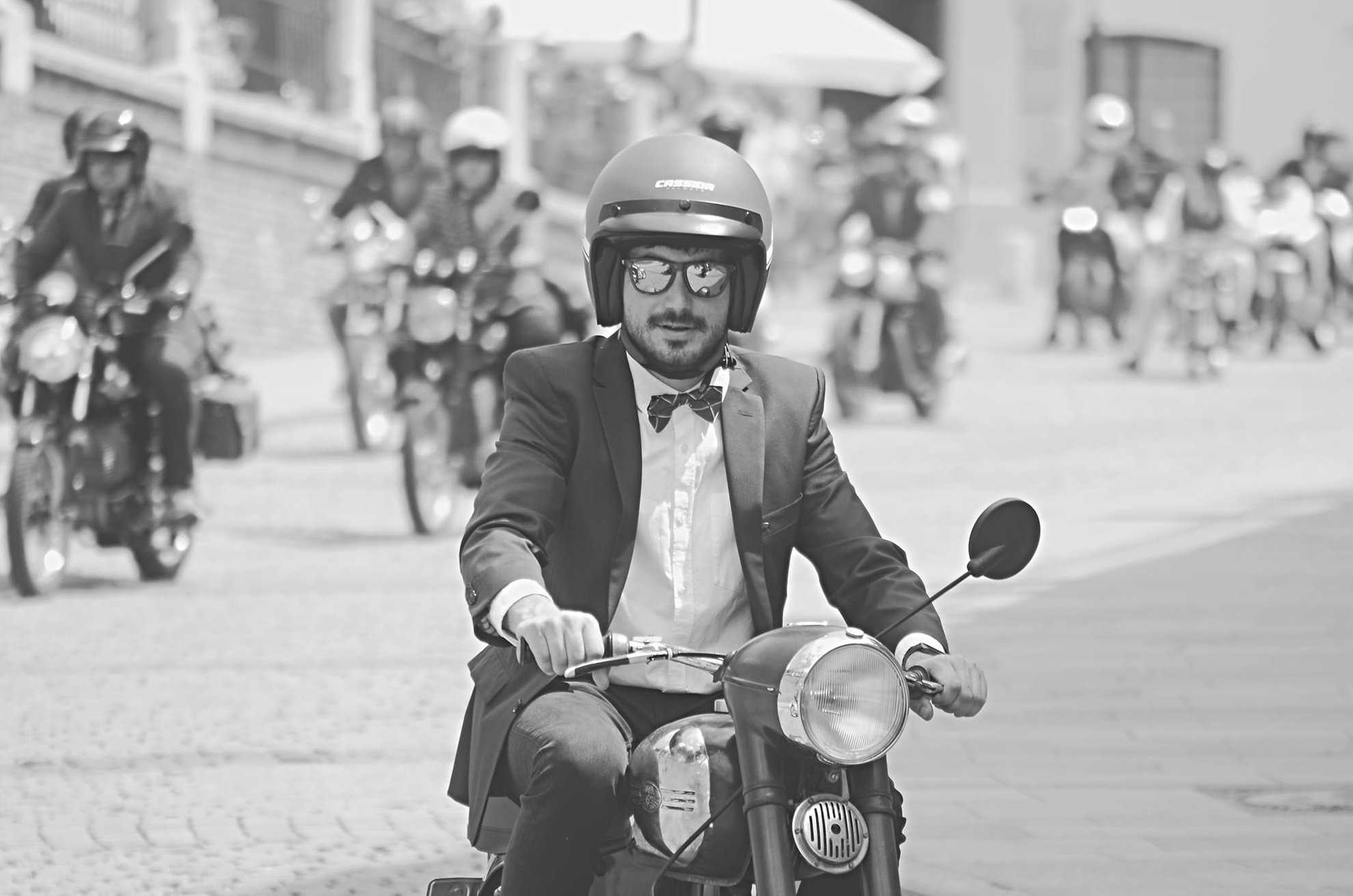 Motocicliști îmbrăcați la costum au invadat Piața Mică la The Distinguished Gentleman’s Ride (foto)