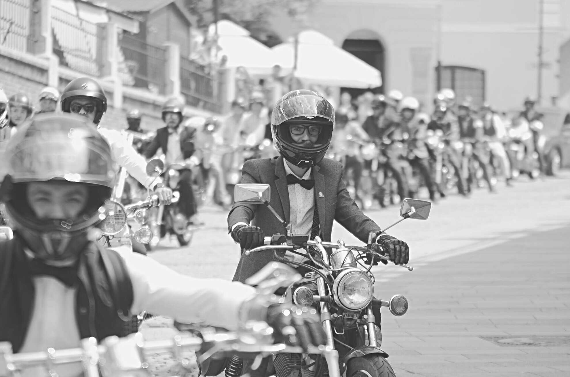 Motocicliști îmbrăcați la costum au invadat Piața Mică la The Distinguished Gentleman’s Ride (foto)