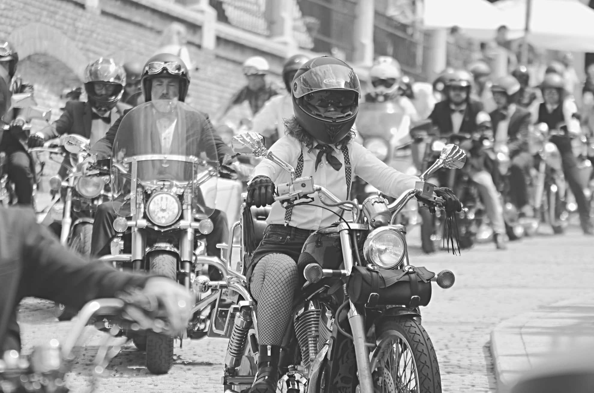 Motocicliști îmbrăcați la costum au invadat Piața Mică la The Distinguished Gentleman’s Ride (foto)