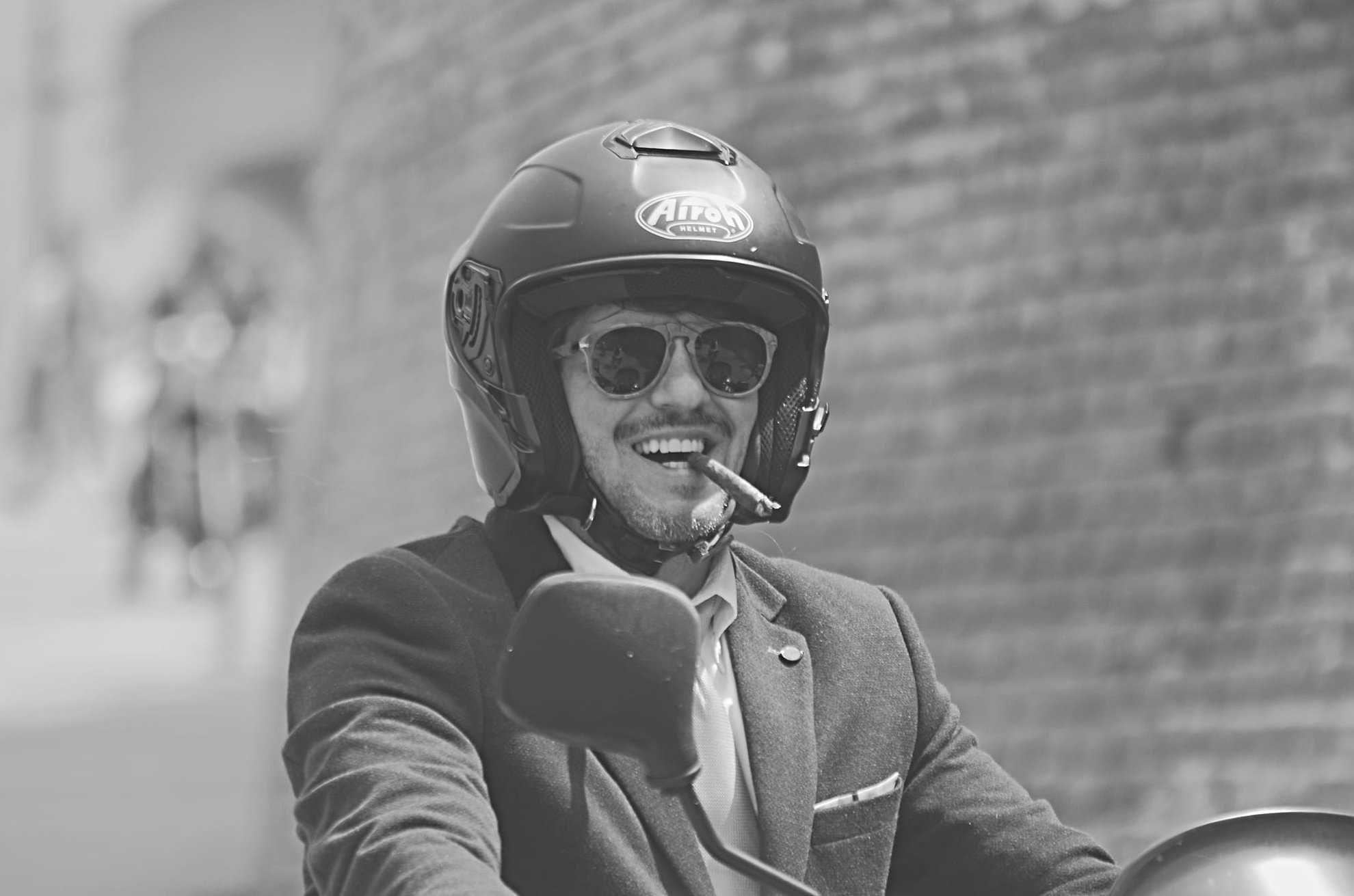 Motocicliști îmbrăcați la costum au invadat Piața Mică la The Distinguished Gentleman’s Ride (foto)