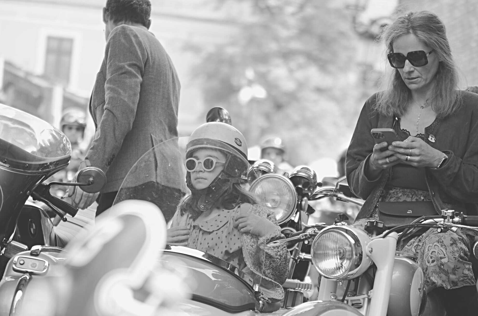 Motocicliști îmbrăcați la costum au invadat Piața Mică la The Distinguished Gentleman’s Ride (foto)