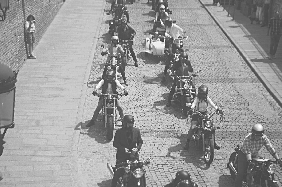 Motocicliști îmbrăcați la costum au invadat Piața Mică la The Distinguished Gentleman’s Ride (foto)