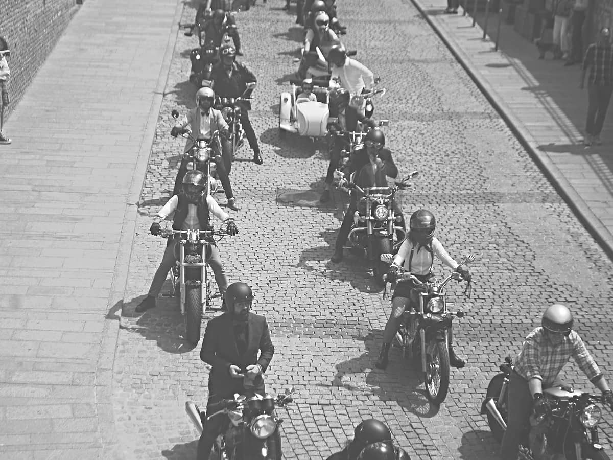 Motocicliști îmbrăcați la costum au invadat Piața Mică la The Distinguished Gentleman’s Ride (foto)