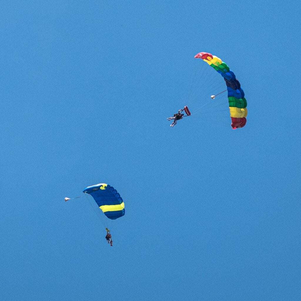 Zboruri în tandem cu parașuta și lecții de aviație de Ziua Copilului la Sibiu. Organizator: „Intrarea este liberă și oricine este binevenit”