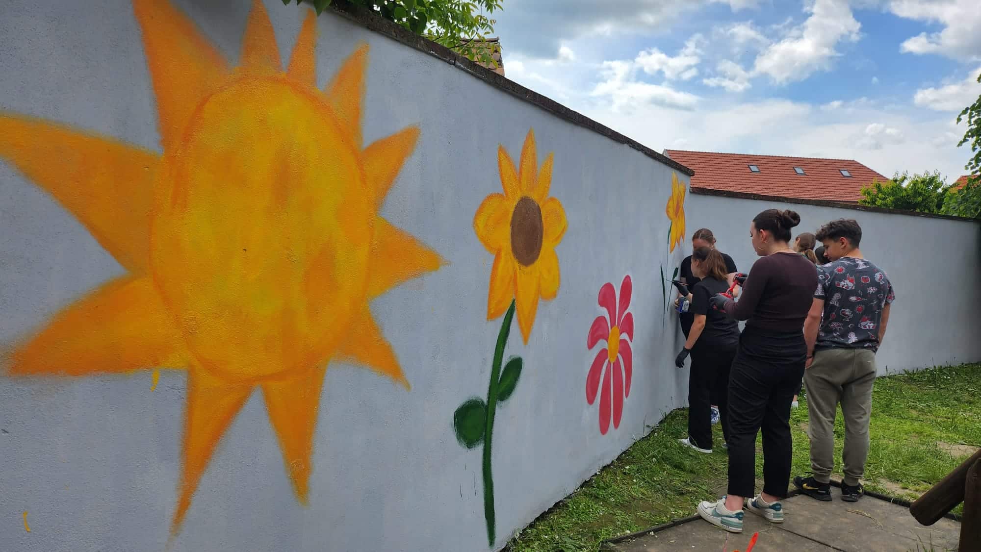 voluntarii colegiului "școala națională de gaz" au înfrumusețat grădinițe din mediaș (foto, video)