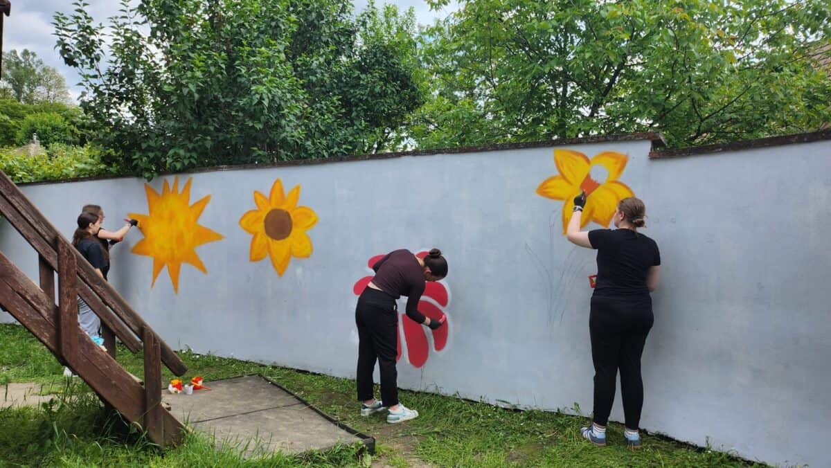 voluntarii colegiului "școala națională de gaz" au înfrumusețat grădinițe din mediaș (foto, video)