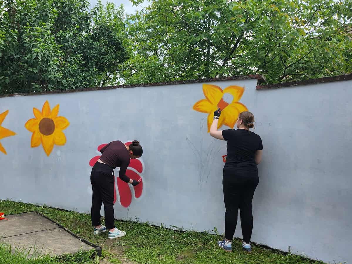 voluntarii colegiului "școala națională de gaz" au înfrumusețat grădinițe din mediaș (foto, video)