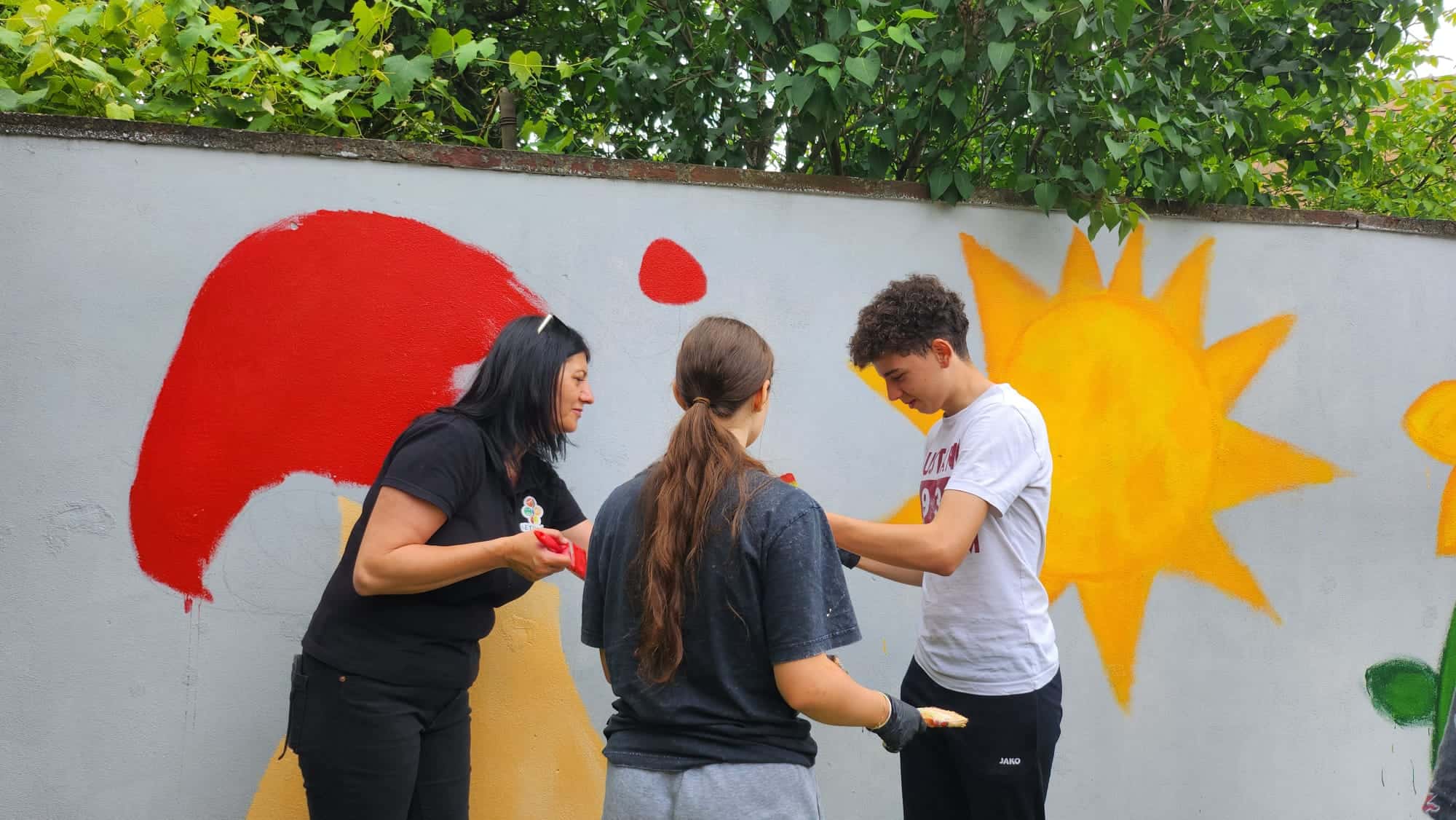 voluntarii colegiului "școala națională de gaz" au înfrumusețat grădinițe din mediaș (foto, video)