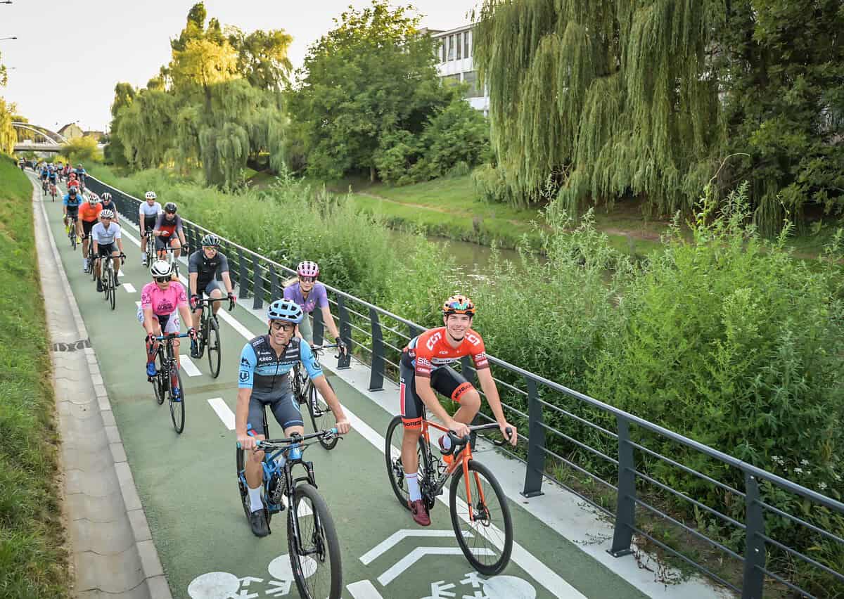 Un sibian cere ca pietonii care circulă pe pistele de biciclete să fie amendați