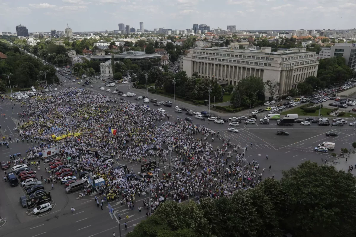 Angajații din mai multe instituții publice protestează joi în Piața Victoriei