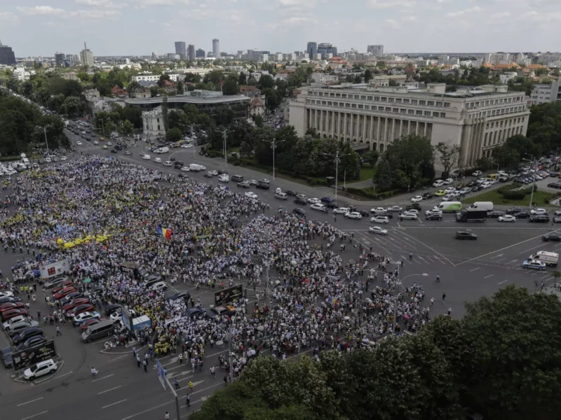 angajații din mai multe instituții publice protestează joi în piața victoriei