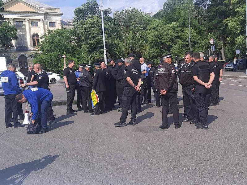 sindicaliștii din poliția locală protestează în capitală. zece agenți din sibiu au mers la miting (foto)