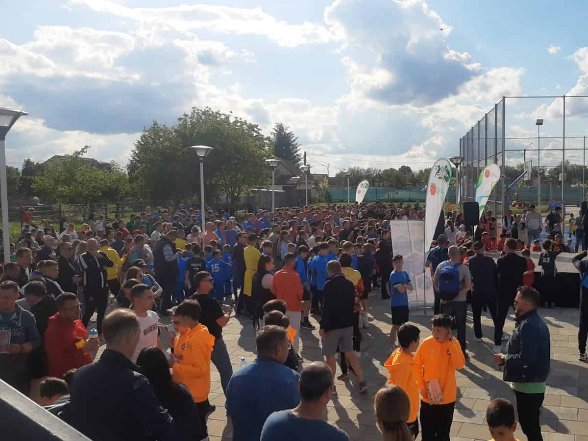 Zeci de copii și părinți prezenți vineri la inaugurarea celei mai noi baze sportive din Sibiu (video foto)