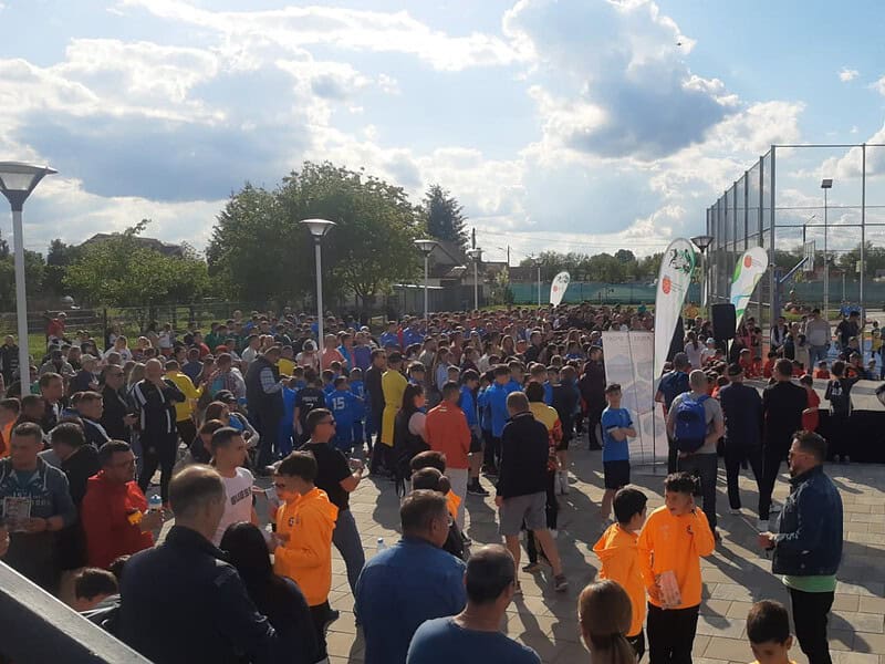 zeci de copii și părinți prezenți vineri la inaugurarea celei mai noi baze sportive din sibiu (video foto)