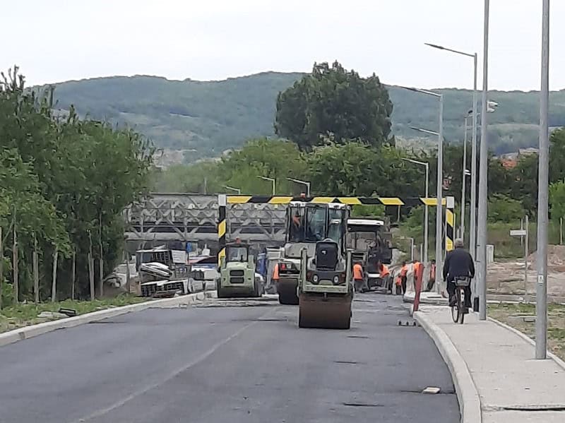 se asfaltează strada viitorului. de 1 mai, muncitorii lucrează de zor (foto)