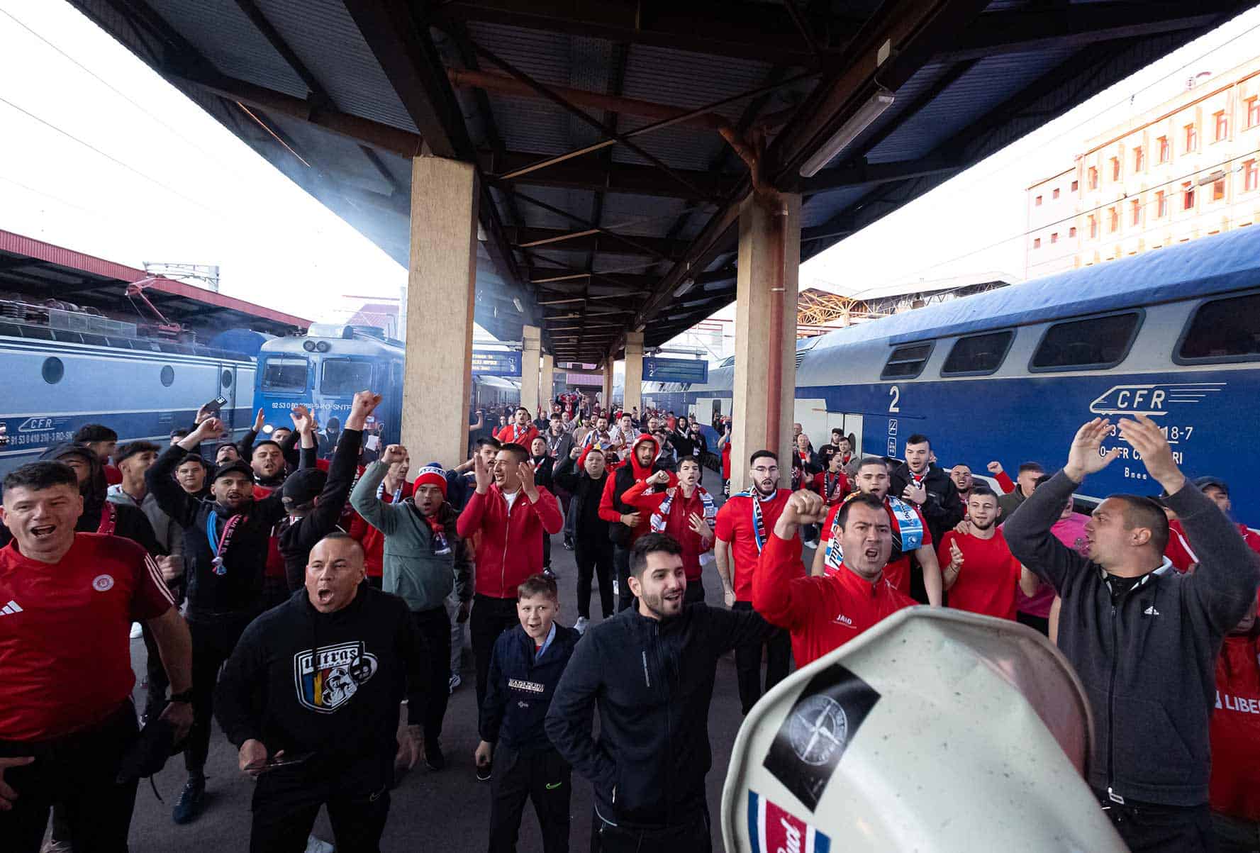 Aproape 1000 de suporteri din Galați au plecat cu trenul spre Sibiu la Finala Cupei României (foto)