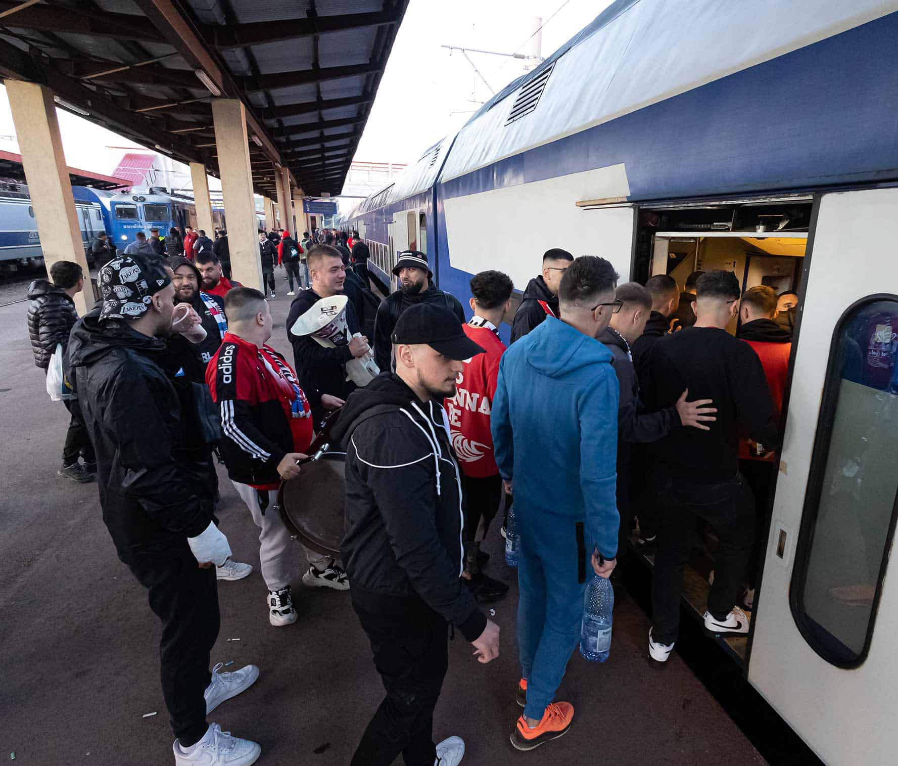 Aproape 1000 de suporteri din Galați au plecat cu trenul spre Sibiu la Finala Cupei României (foto)