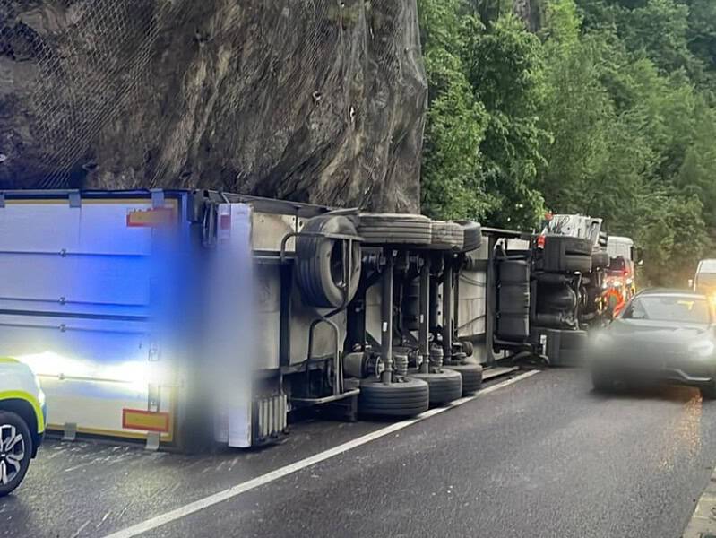 accident pe dn7 la călimănești. un tir încărcat cu înghețată s-a răsturnat pe drum (foto)