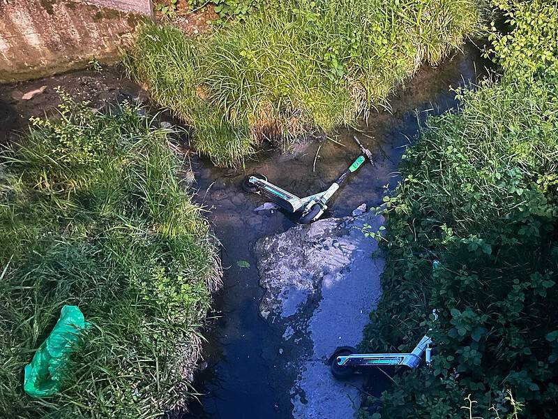 nesimțire: trotinete lime aruncate în valea săpunului (foto)