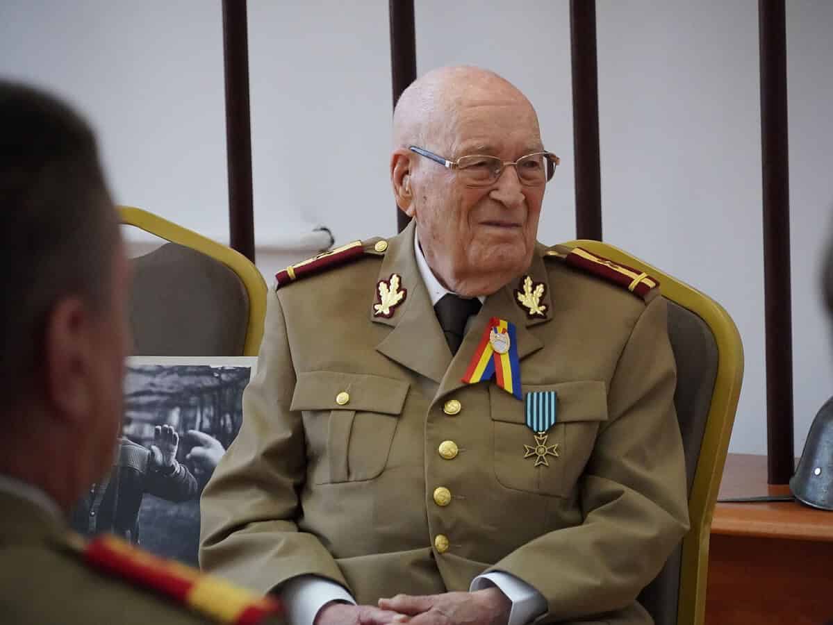 Sibianul Simion Dragoman, medic chirurg și veteran de război, a împlinit 100 de ani (foto)