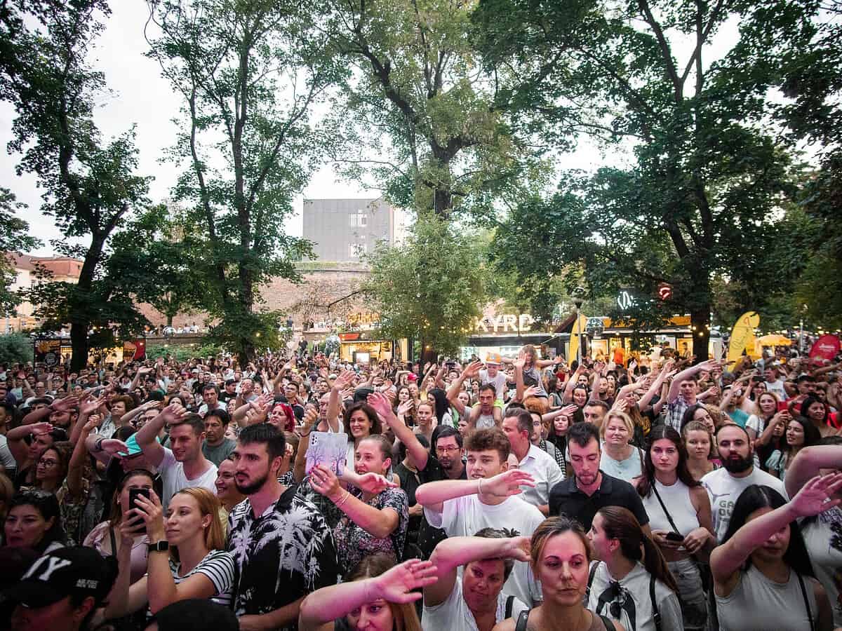 joi începe ”vino”, cel mai tânăr festival muzical și street food din sibiu. concerte cu connect-r, grasu xxl, argatu, bitză, faust și mulți alții în parcul tineretului