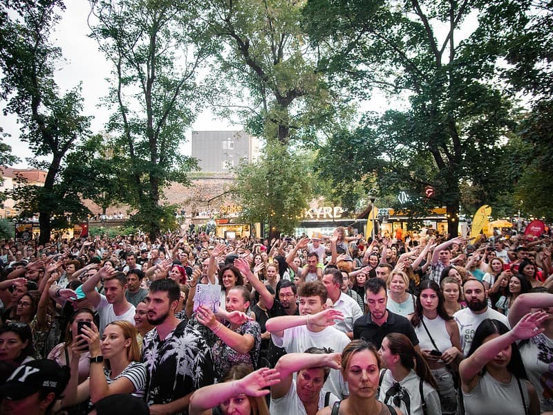 joi începe ”vino”, cel mai tânăr festival muzical și street food din sibiu. concerte cu connect-r, grasu xxl, argatu, bitză, faust și mulți alții în parcul tineretului