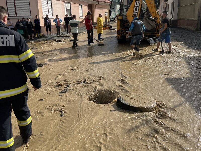 dezastru la mag și săliște din cauza furtunii, iar un copac a fost trăsnit de fulger în sibiu (foto)