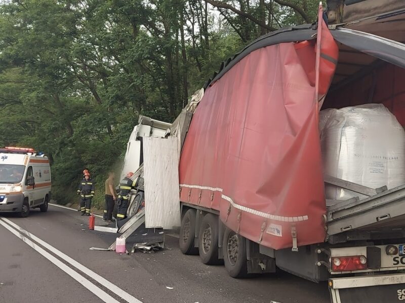 accident pe dn7 la câineni între două tir-uri