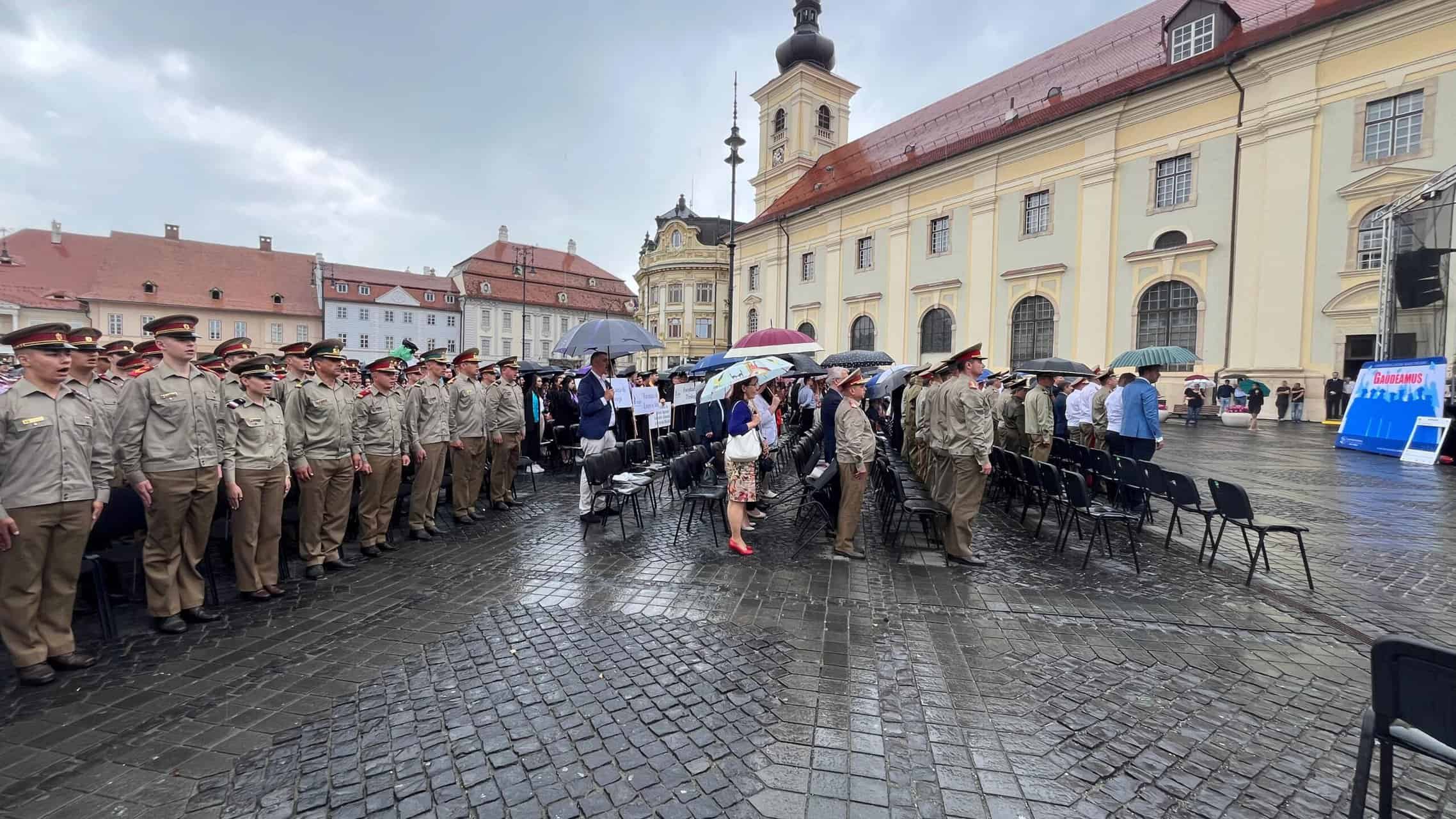 Festivitate de absolvire în ploaie pentru promoția 2024 de studenți ai Sibiului, însă nimeni nu a abdicat (video foto)