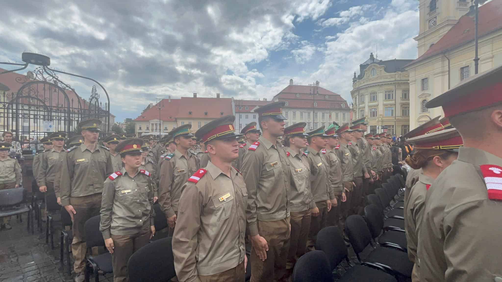 Festivitate de absolvire în ploaie pentru promoția 2024 de studenți ai Sibiului, însă nimeni nu a abdicat (video foto)