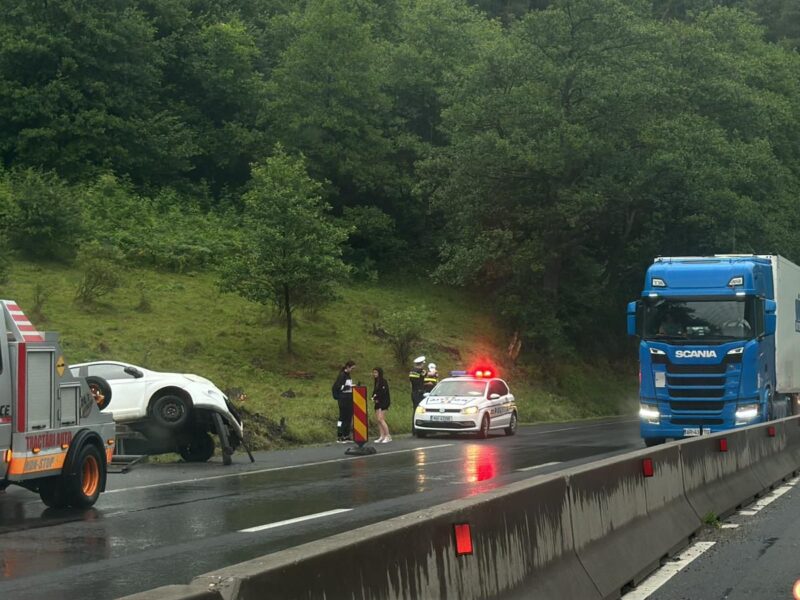 o mașină a intrat într-un parapet pe valea oltului, în apropiere de boița (video)