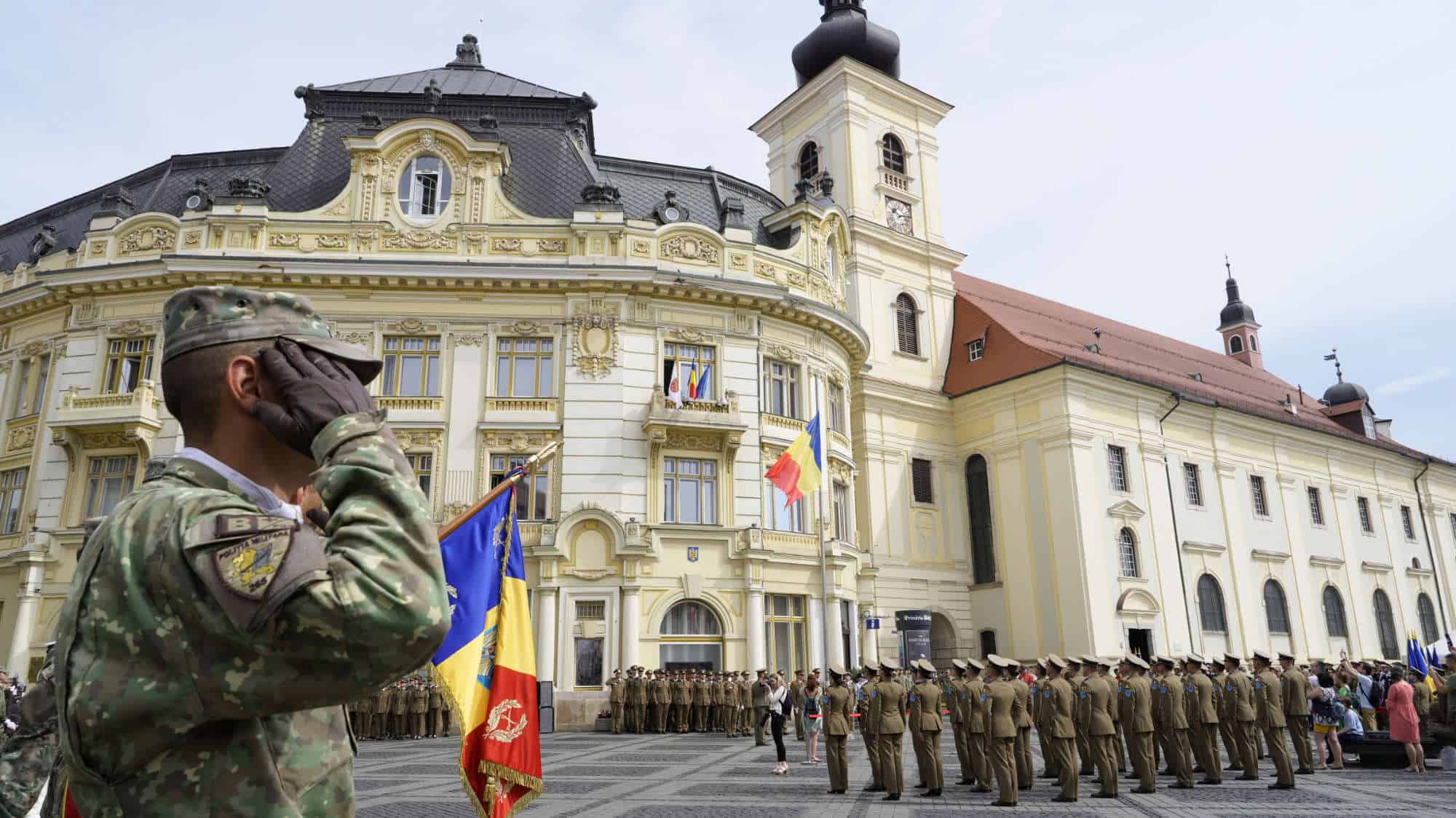 Înaltpreasfinţitul Laurenţiu a participat la ceremonia de arborare a Drapelului Naţional în Piaţa Mare din Sibiu (foto)