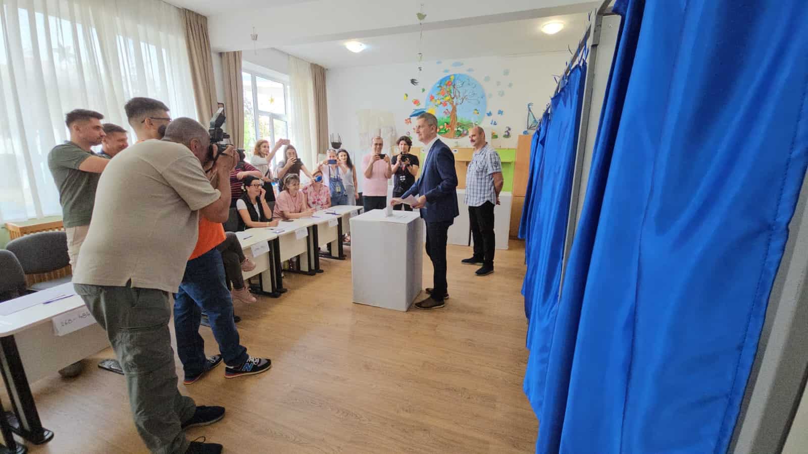 alegeri europarlamentare sibiu 2024: dan barna a venit la sibiu ca să voteze alături de colegii din usr (video)