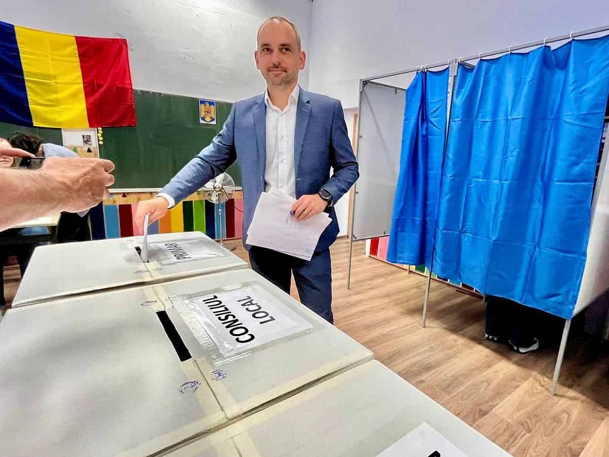 Adrian Echert a votat la școala din Turnișor alături de soție. „ Am votat pentru ca toți cetățenii să fie ascultați” (video)