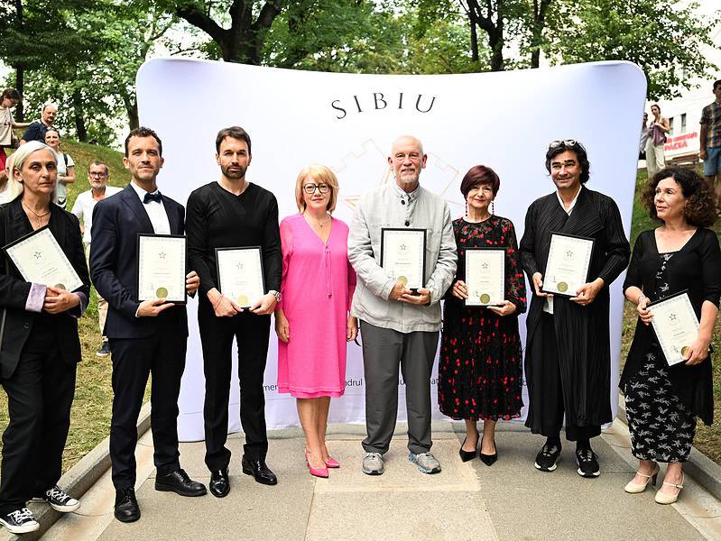 șapte personalități remarcabile ale lumii artistice mondiale au fost distinse ieri cu stele pe aleea celebrităților din sibiu