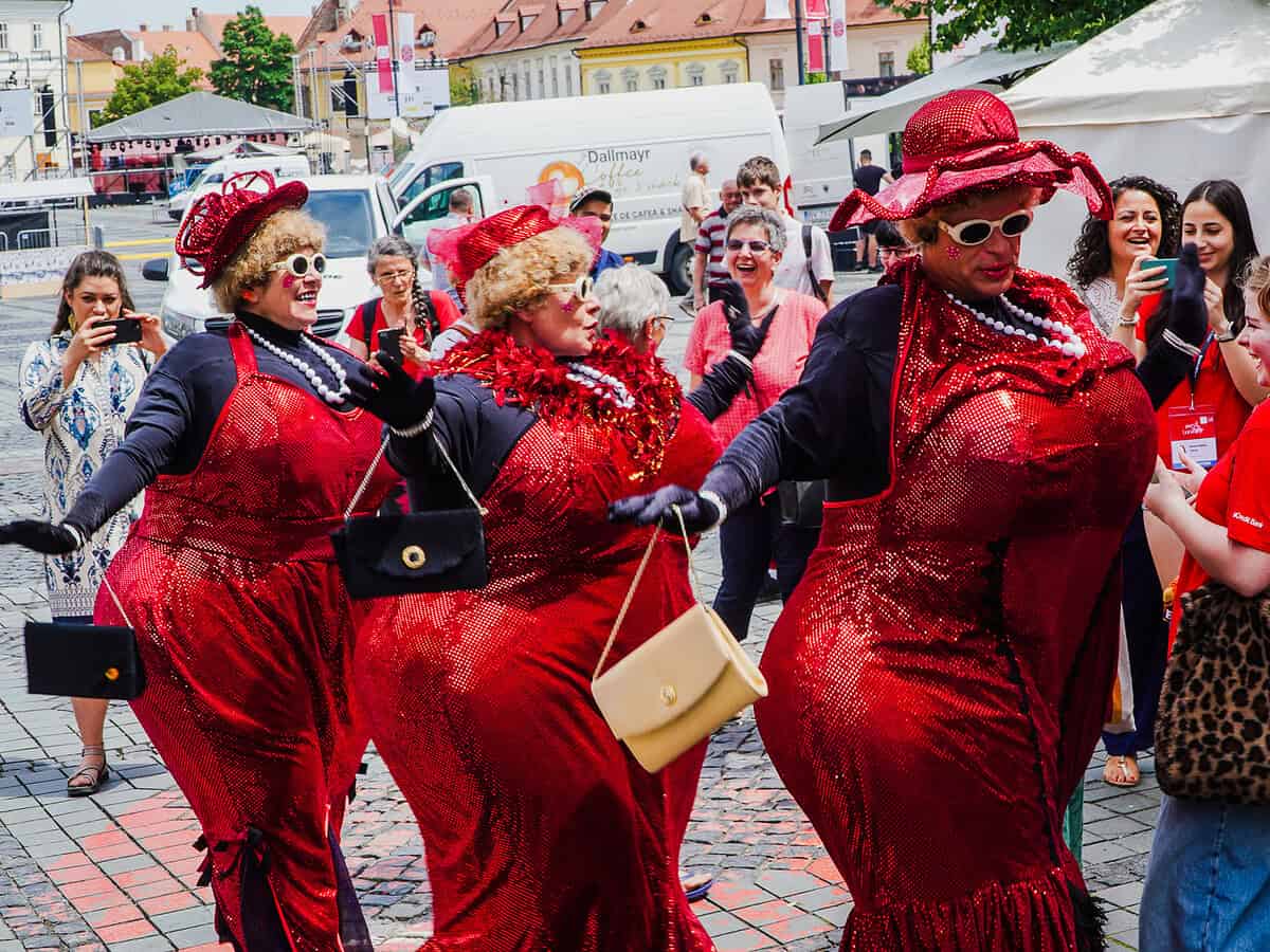 doamnele „nikki” au împărțit „bisous” spectatorilor de pe bălcescu, în prima zi de fits: „publicul din sibiu e foarte drăguț. foarte șic” (foto video)