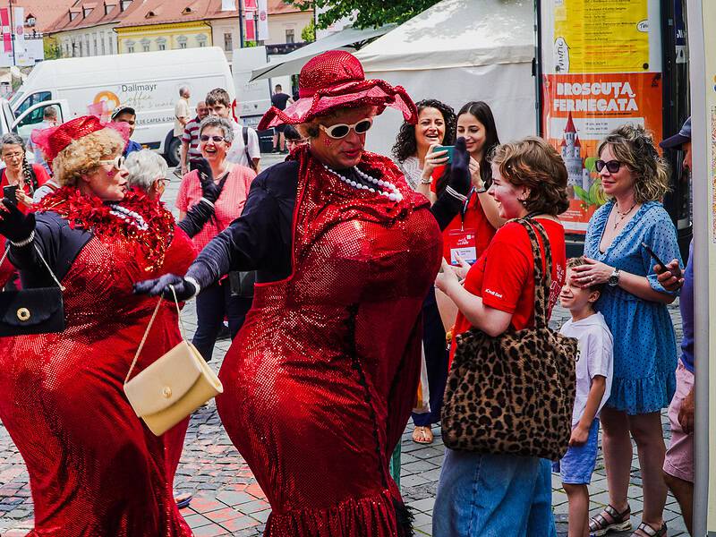 doamnele „nikki” au împărțit „bisous” spectatorilor de pe bălcescu, în prima zi de fits: „publicul din sibiu e foarte drăguț. foarte șic” (foto video)