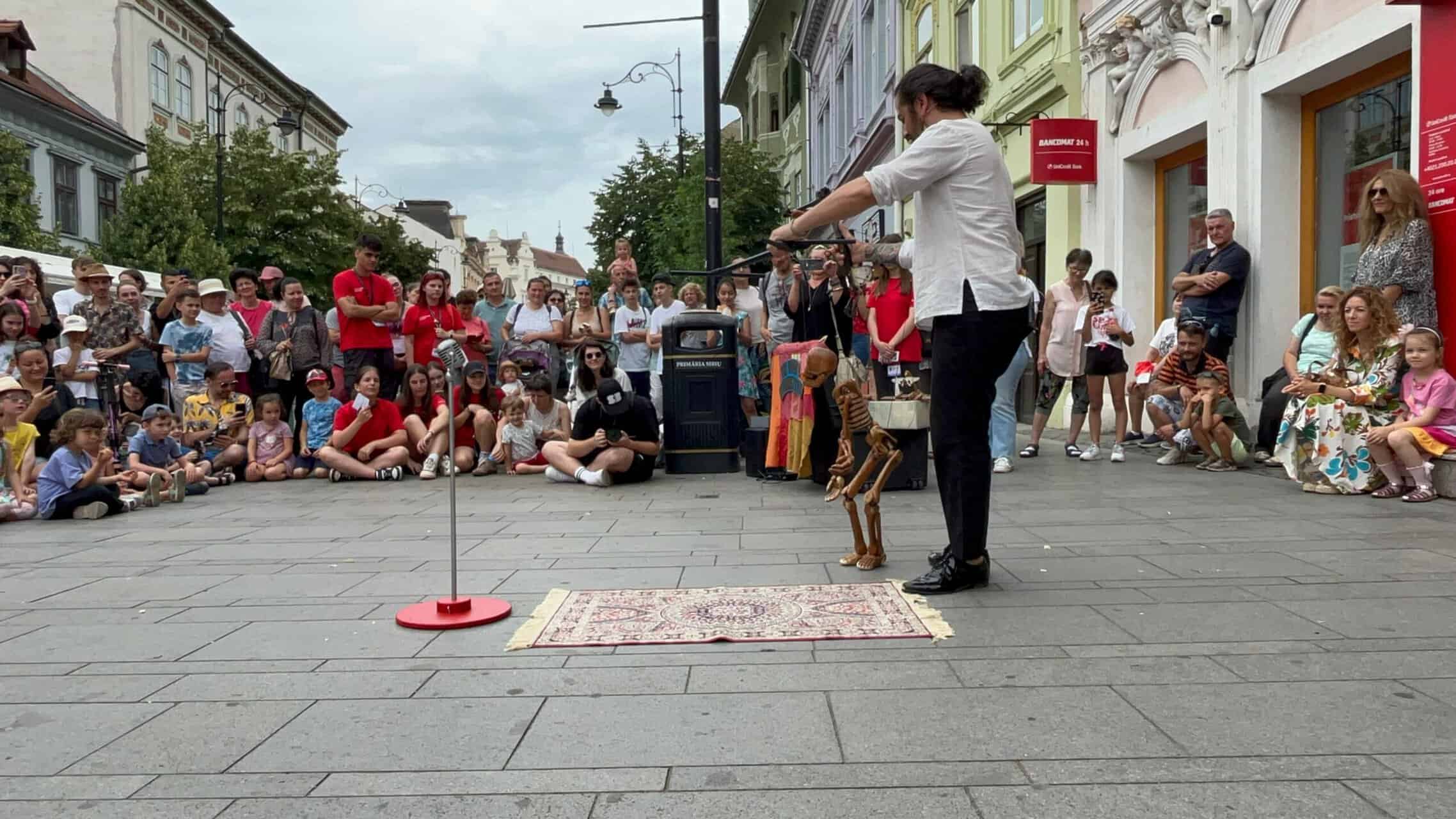 Show cu marionete și giganți pe picioroange pe Bălcescu, la FITS: „Vin cu copiii de dimineața până seara” (foto video)