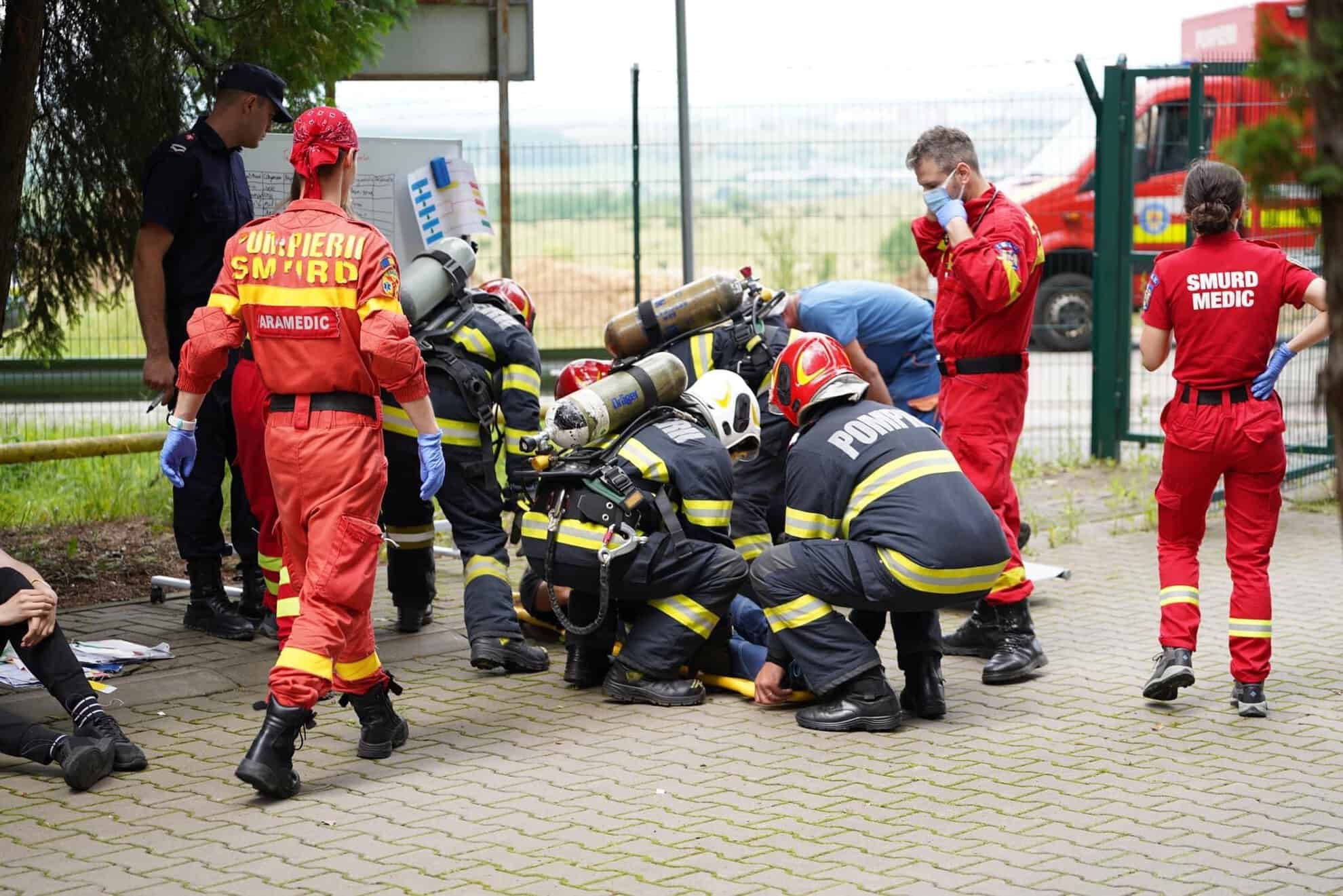 Pompierii sibieni au simulat un accident chimic cu peste 15 victime la stația de tratare apă Dumbravă (foto)