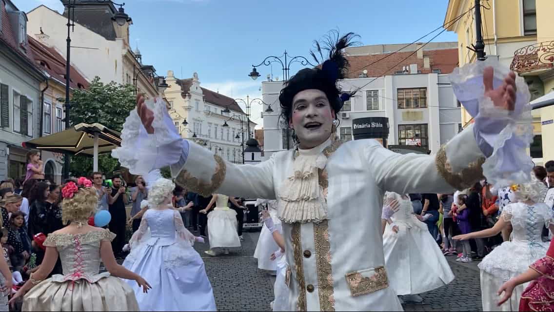 Senzaționala paradă a studenților de la Artă Teatrală în centrul Sibiului (reportaj video)